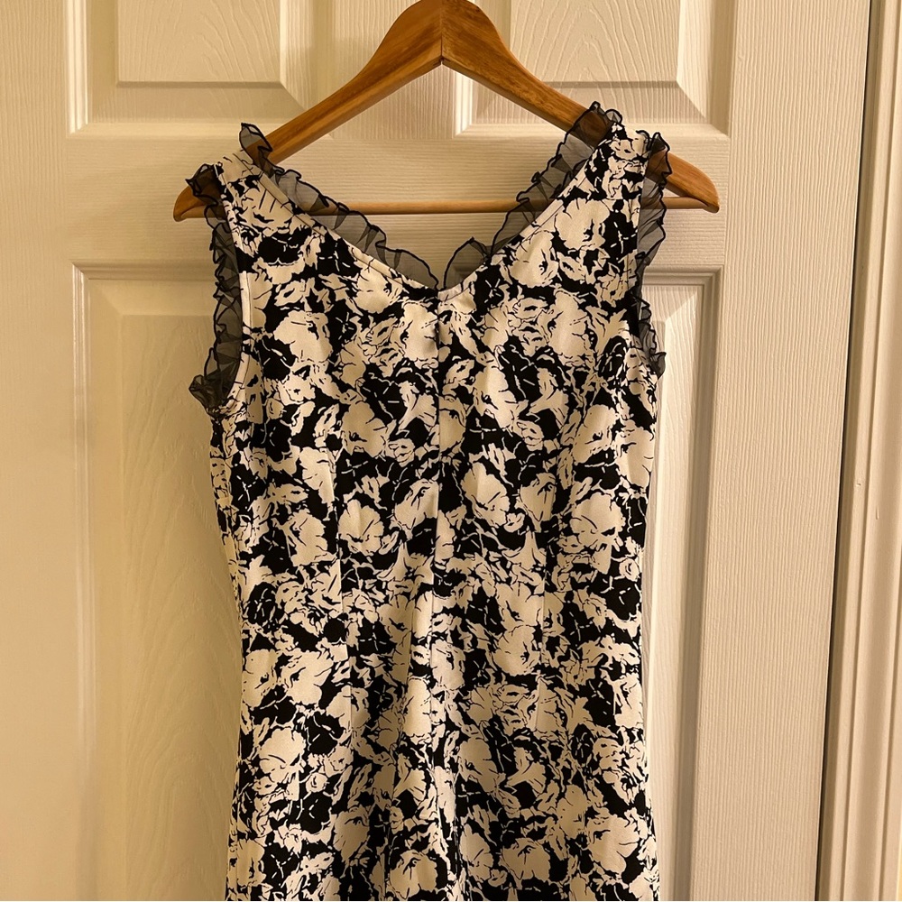 Newport News Black and White Floral Print Dress. Size 4.